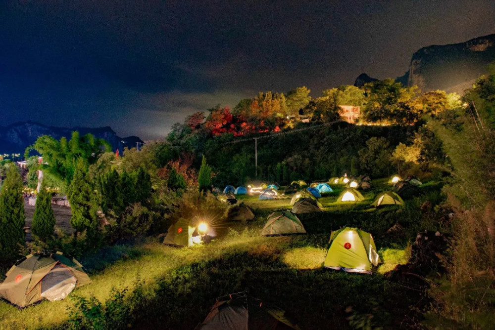 黔西县新仁乡化屋村露营基地(刘青 摄)