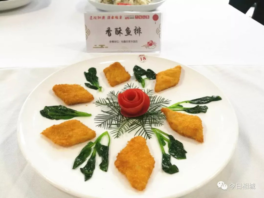 有人在阳澄湖边摆了两桌