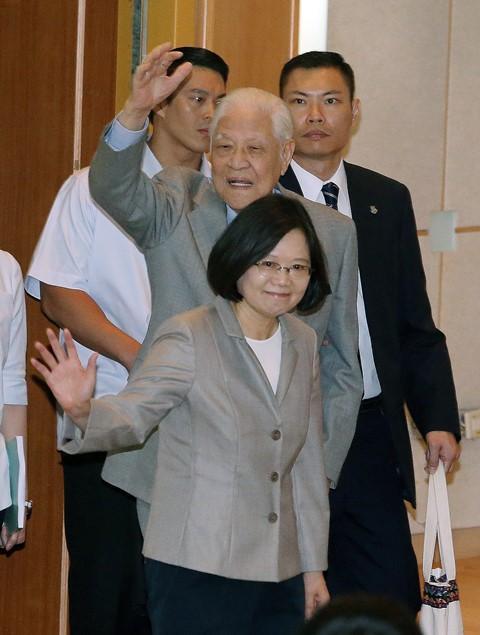 蔡英文:就职百日遇到许多危机 经济环境在恶化