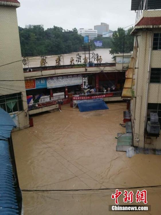 贵州松桃暴雨县城一片汪洋 水最深4米_学生时