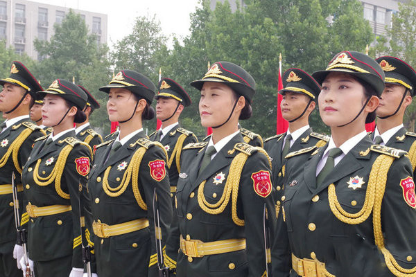 代表陆军队列中的女兵