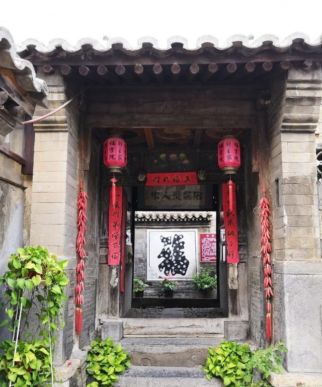 守在财主家门口写生的一组
