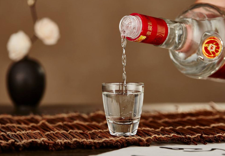 一杯白酒相当于多少瓶啤酒?哪种更容易让人醉?网友:酒