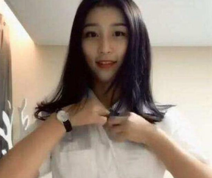 抖音美女直播换装,全程没说一句话,但胸牌亮出后网友不淡定了!
