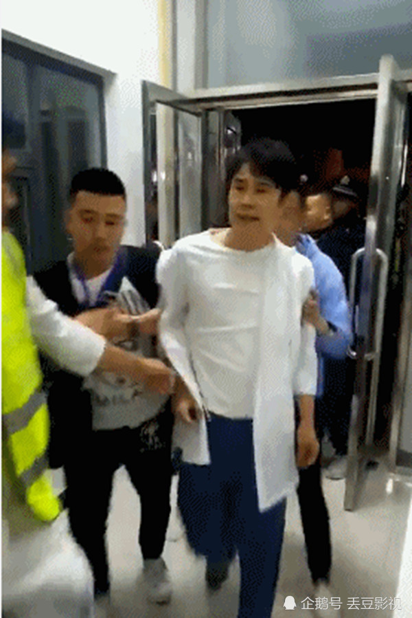 心寒!小沈阳吸毒妻子辟谣,慈善晚会捐款20万却