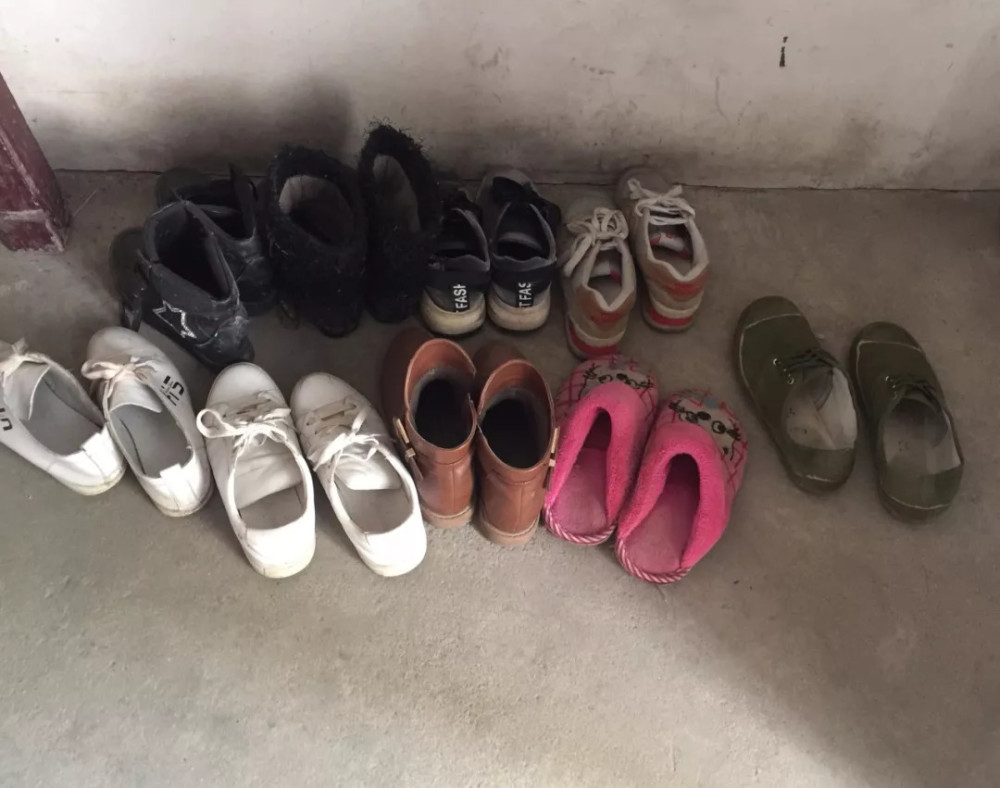 另外一双破旧的绿色"解放"胶鞋和其他鞋子在一起,显得格格不入.