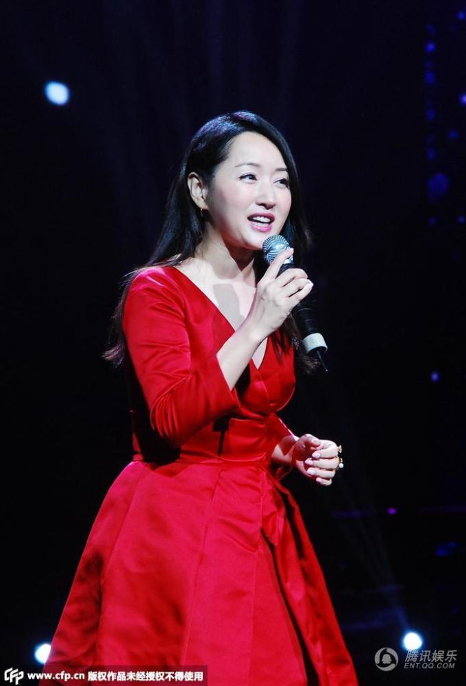 44岁杨钰莹红裙扮嫩 皮肤白皙似少女