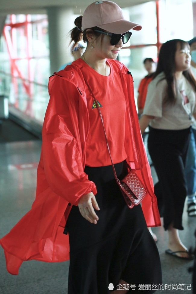 Selina终于从公主变大妈,穿红衣配老爹鞋现身,