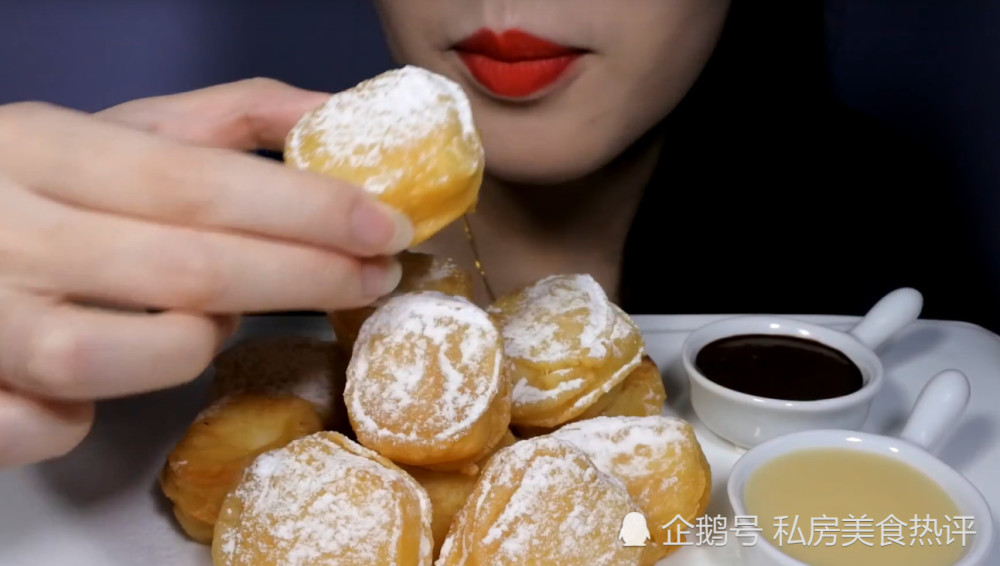 美女直播吃橘子,听到嘎嘣脆的响声,才发现事情不简单