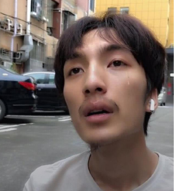抖音丑帅"邋遢哥",因被好友强制刮胡子流泪,网友:没刮