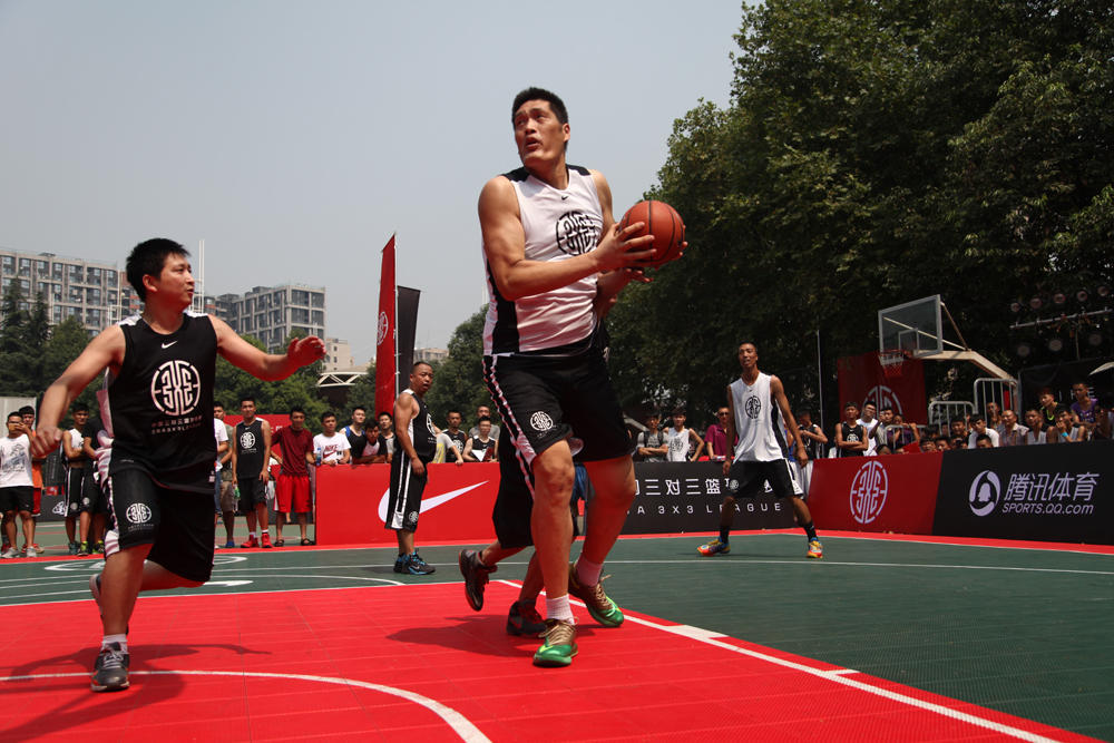 尴尬身高差!1米6小个苦防2米18大个_学生时代