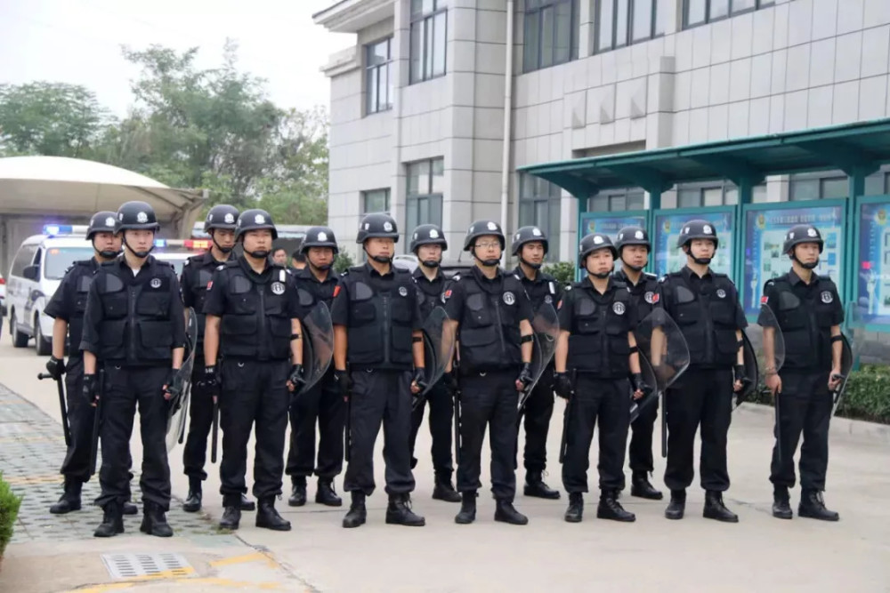 光天化日下持砍刀行凶,且参与人数众多,在当地造成极坏影响,应城市