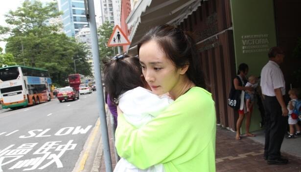 杨幂送小糯米返校 抱着女儿一脸温柔