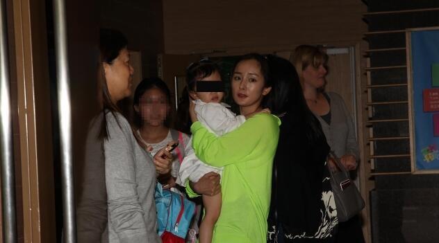 杨幂送小糯米返校 抱着女儿一脸温柔