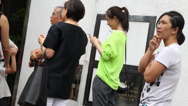 杨幂送小糯米返校 抱着女儿一脸温柔