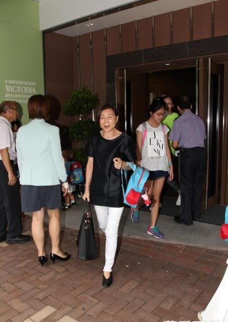 杨幂送小糯米返校 抱着女儿一脸温柔