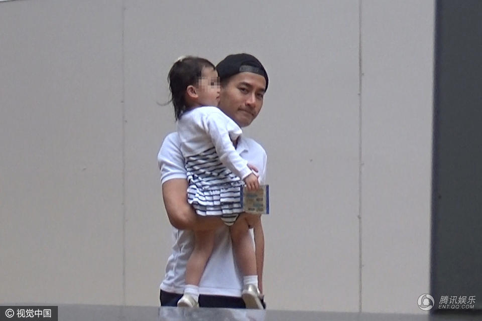 刘恺威接送女儿上学 2岁小糯米指镜头