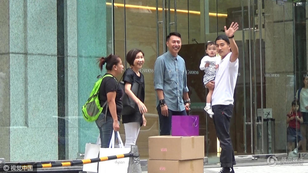 刘恺威接送女儿上学 2岁小糯米指镜头