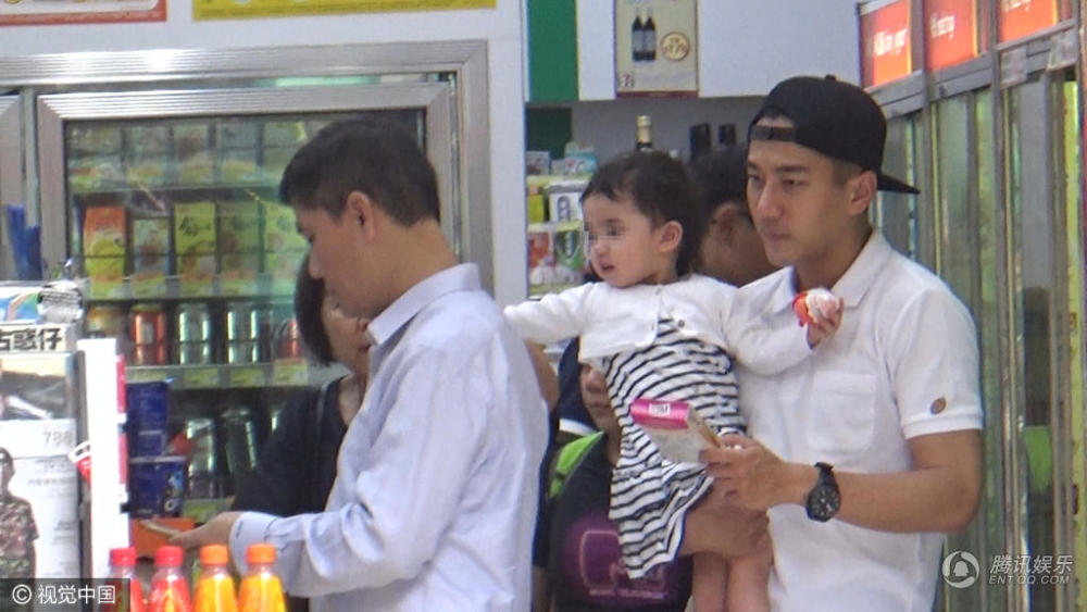 刘恺威接送女儿上学 2岁小糯米指镜头