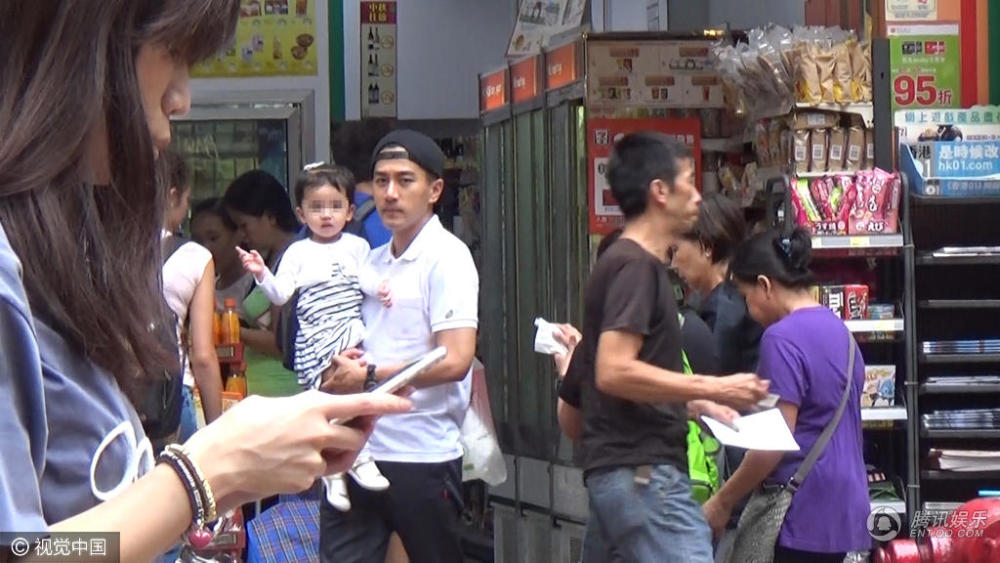 刘恺威接送女儿上学 2岁小糯米指镜头