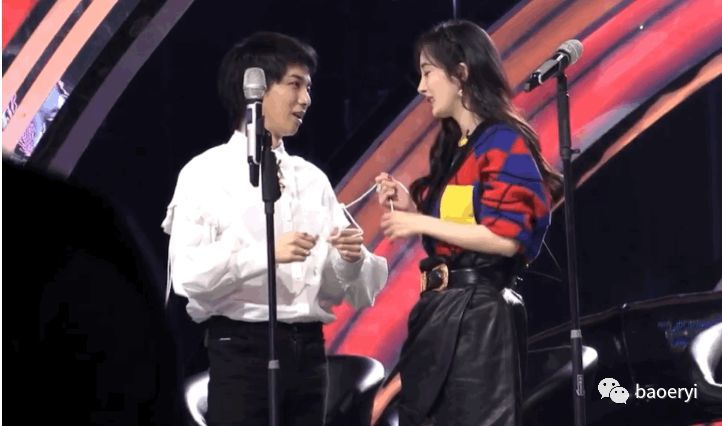 杨幂全程缠弄华晨宇衣服系绳还嘟嘴撒娇,男方