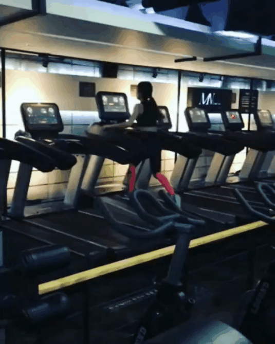 健身女神身材出众,训练异常刻苦,常常独自健身房锻炼