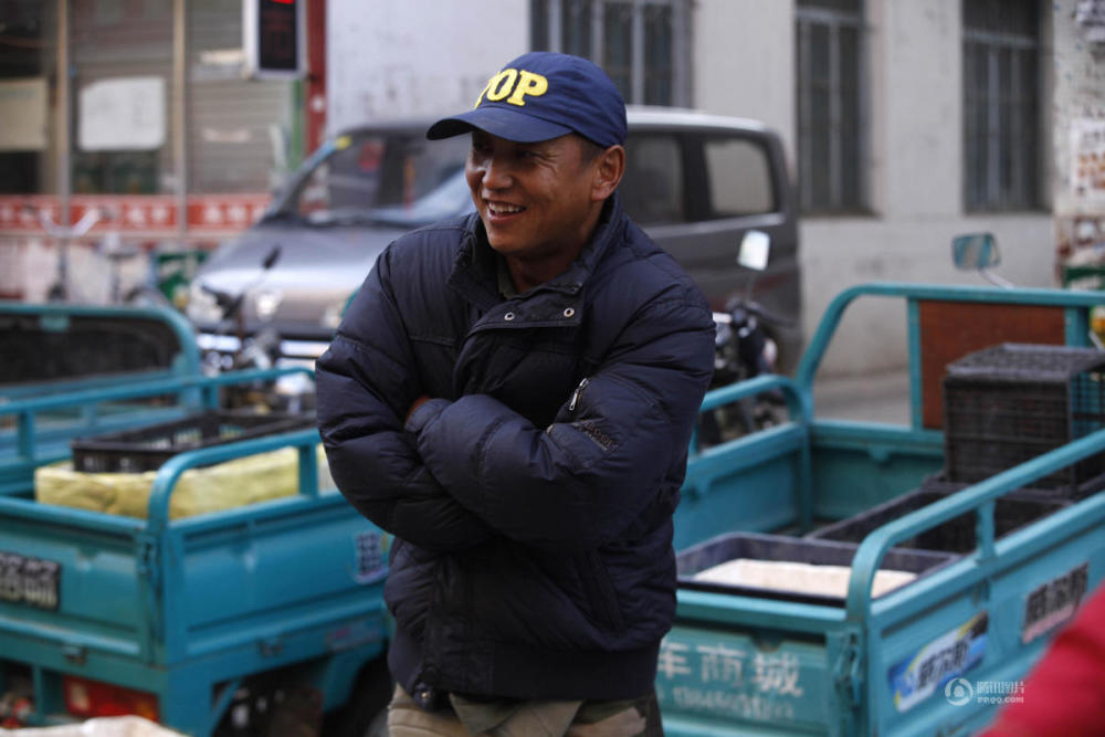 黑龙江黑河气温逼近零度 市民穿棉袄