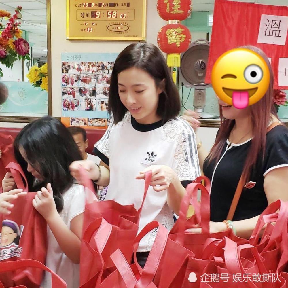 刘銮雄太太甘比做慈善,带大女儿给孤寡老人送