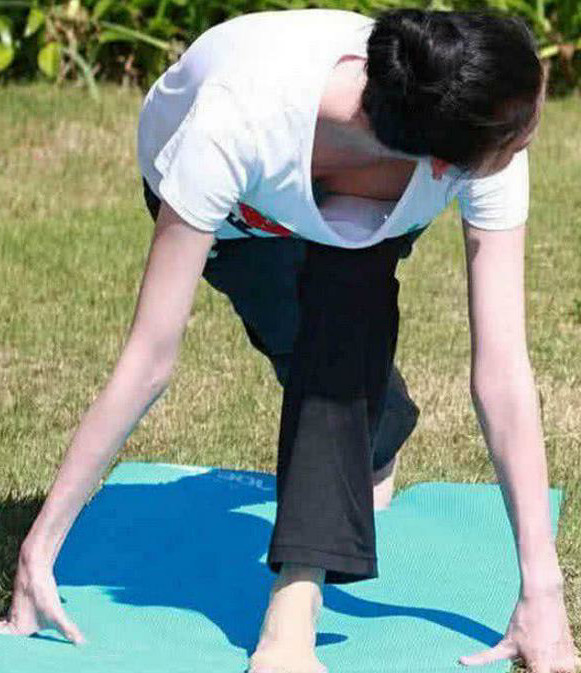 女神林志玲户外瑜伽,弯腰时网友们沸腾了,表示