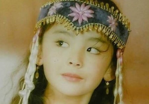 看明星童年照猜名字,杨幂、热巴最好猜,图五能