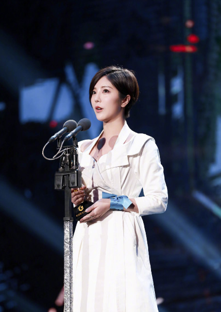 赵奕欢出席活动,身穿白色吊带长裙气质优雅,网