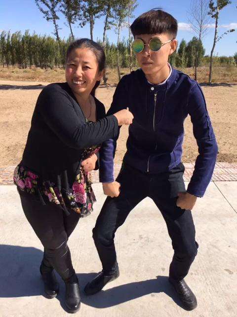 网红刘妈开公司,百万粉丝直播送礼物,一个细节