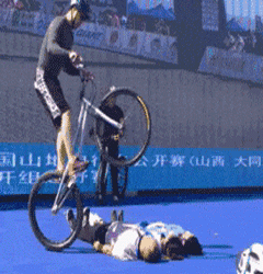 搞笑gif:在酒店抓住一个塞小卡片的姑娘,我该怎么处置