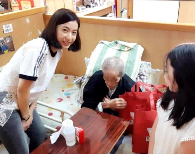 甘比带大女儿给孤寡老人送月饼,衣着简单朴素