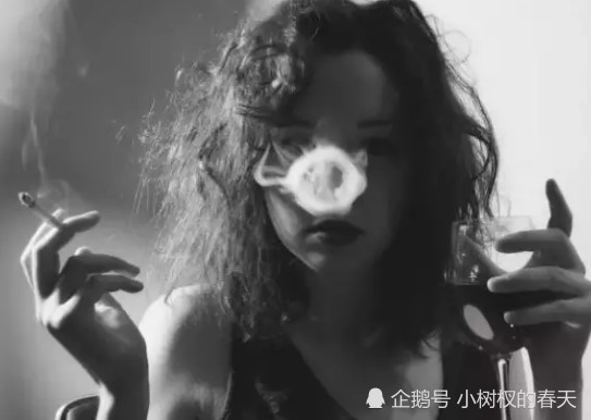 女星抽烟姿势:周迅烟瘾大,周冬雨还太嫩,只有她手法最