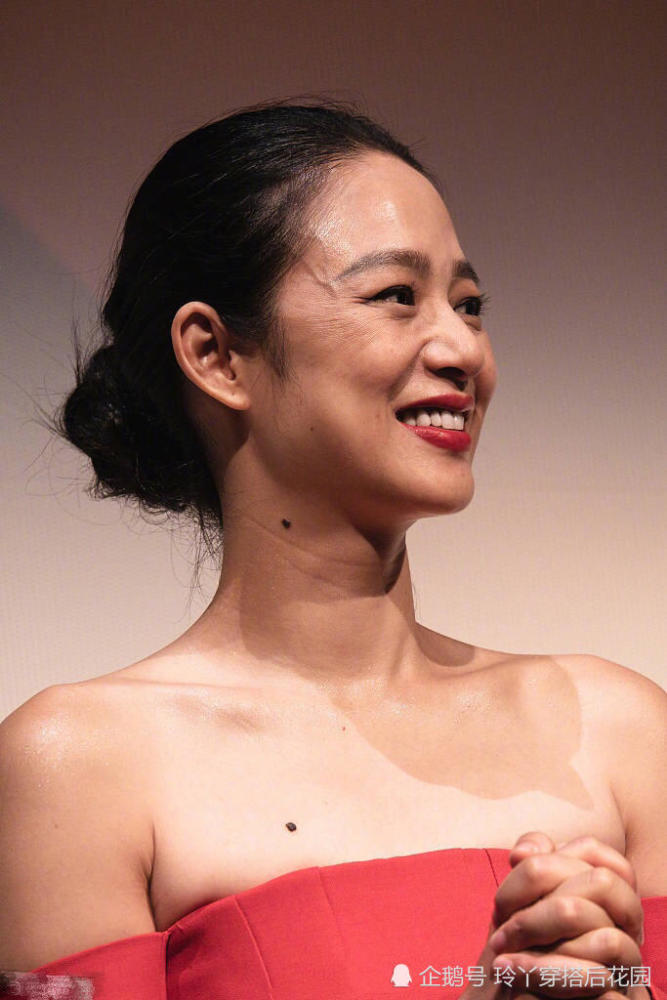 姜文夫人39岁周韵未修图曝光,鱼尾纹颈纹层层叠叠!网友赞最美