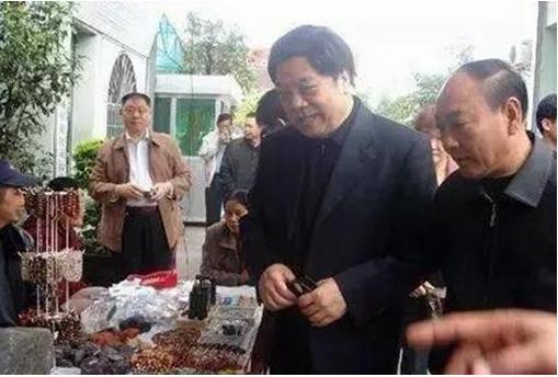 在赵忠祥的豪宅内部，各个角落都安装上了摄像头。据说是由于很多藏品都是他的朋友放在这里摆放交流的，必须要谨慎保管才可以!很多玩友都觉得这些藏品的价值绝对是超过媒体所报道的五个亿的!