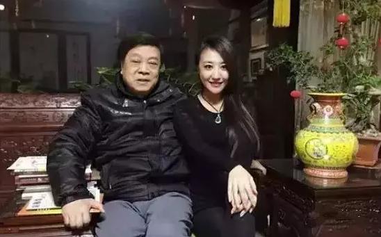 古董紫檀木床榻是赵忠祥非常喜欢的家具，娱乐圈的很多明星都很喜欢紫檀，这与紫檀的木性极佳是有一定关系的。而且小叶紫檀木料散发的阵阵馨香也让人觉得神清气爽!