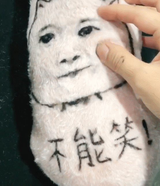 狗狗背后画了表情包,不能笑,网友一看忍不住大笑