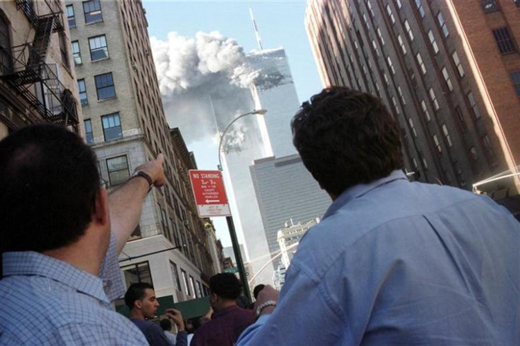 人们对世界贸易中心遭到恐怖分子袭击感到震惊.