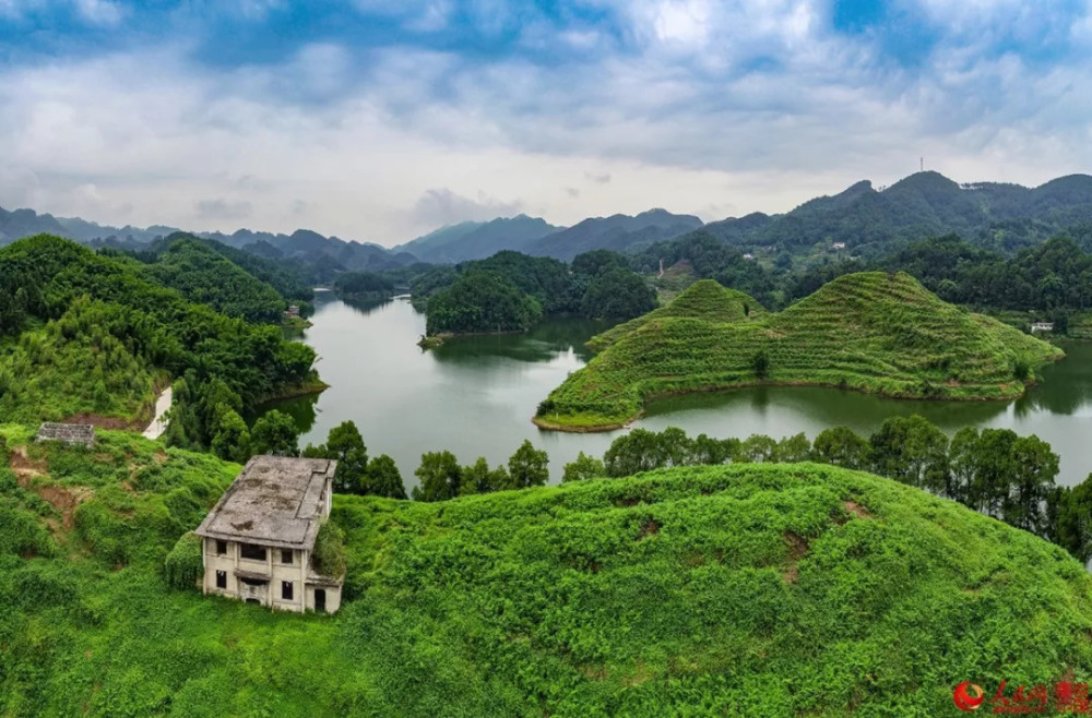 七仙湖风光旖旎,山峦起伏,群山环绕,翠湖宛如一颗璀璨的珍珠镶嵌于