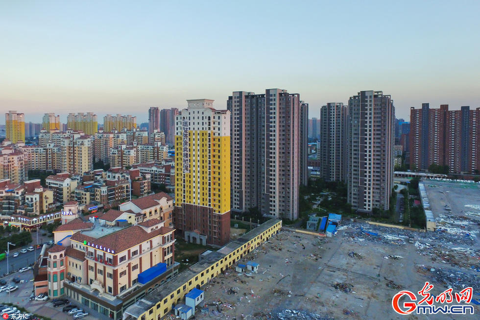 天价高楼挂横幅:五证齐全此楼烂尾