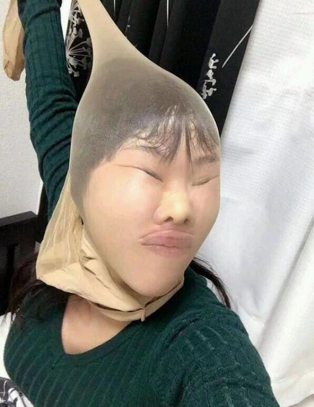90后女子套丝袜晒自拍,当取下丝袜时令人意外,网友:女神