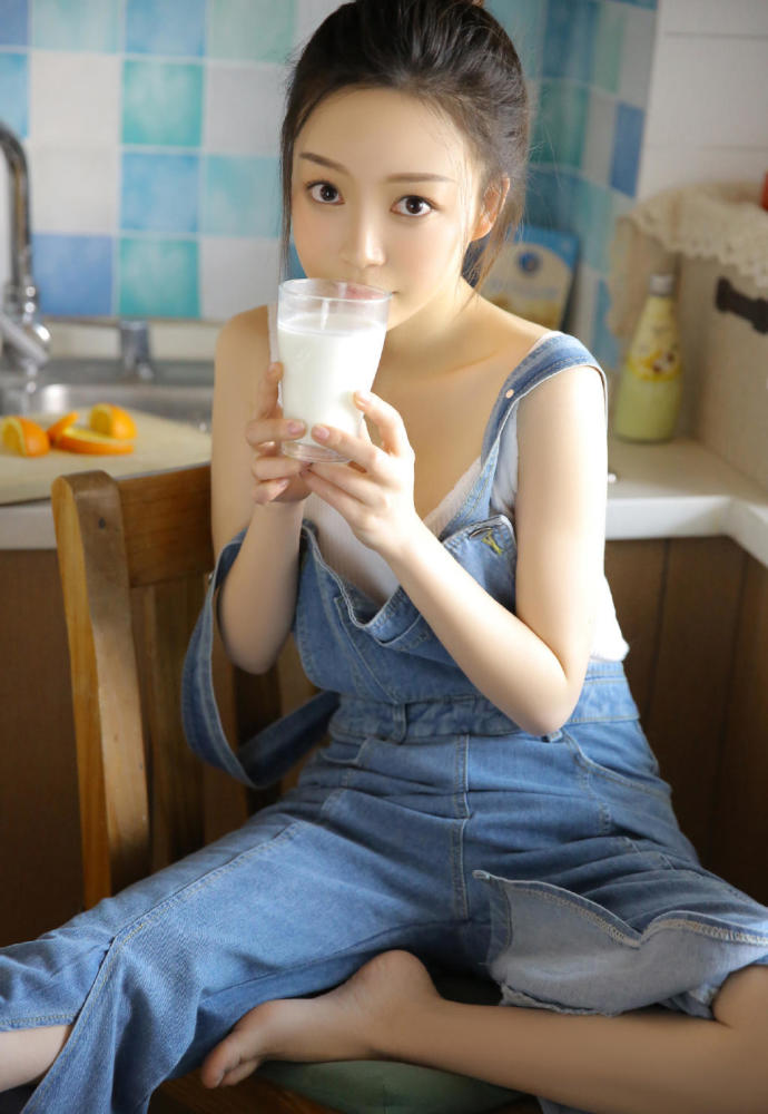 丰满吊带美女,性感酥胸,十分养眼