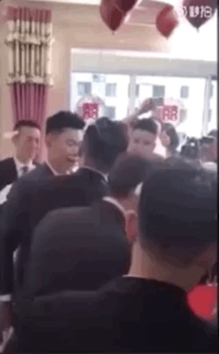 邓伦给朋友当伴郎,被伴娘整蛊,穿粉色纱裙戴发箍,笑成