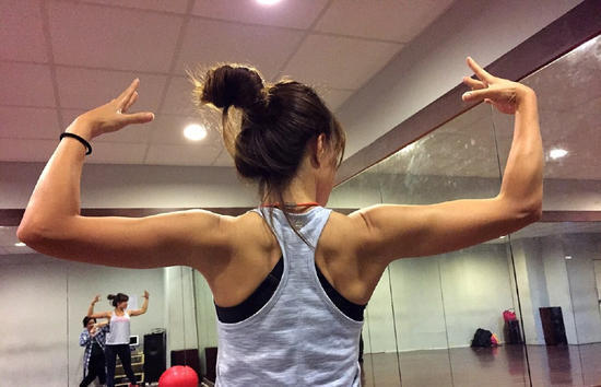 《15个》张婷媗爆红 45岁<em>练就马甲线</em>_学生时