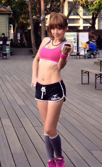 《15个》张婷媗爆红 45岁<em>练就马甲线</em>_学生时