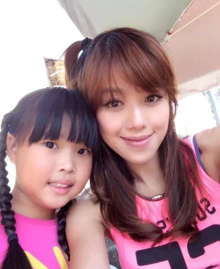 《15个》张婷媗爆红 45岁<em>练就马甲线</em>_<em>学生</em>时