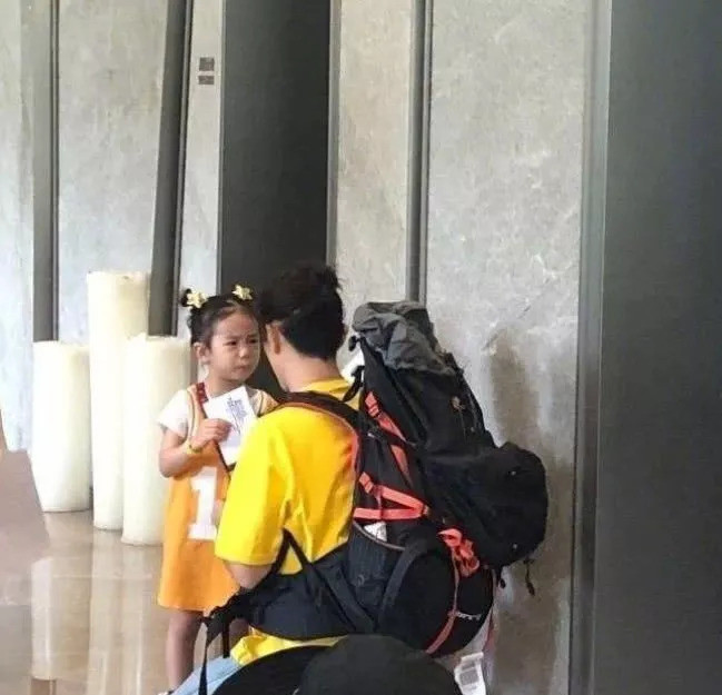 邓超被小花妹妹画成断手丑八怪不敢发火