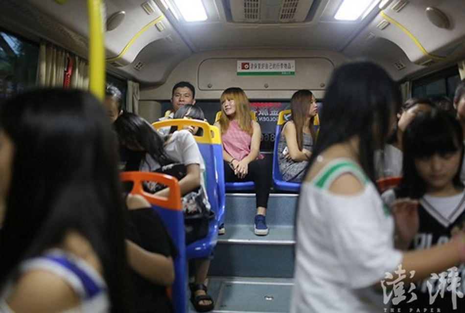 东莞彝族打工仔周末步行到深圳看女友